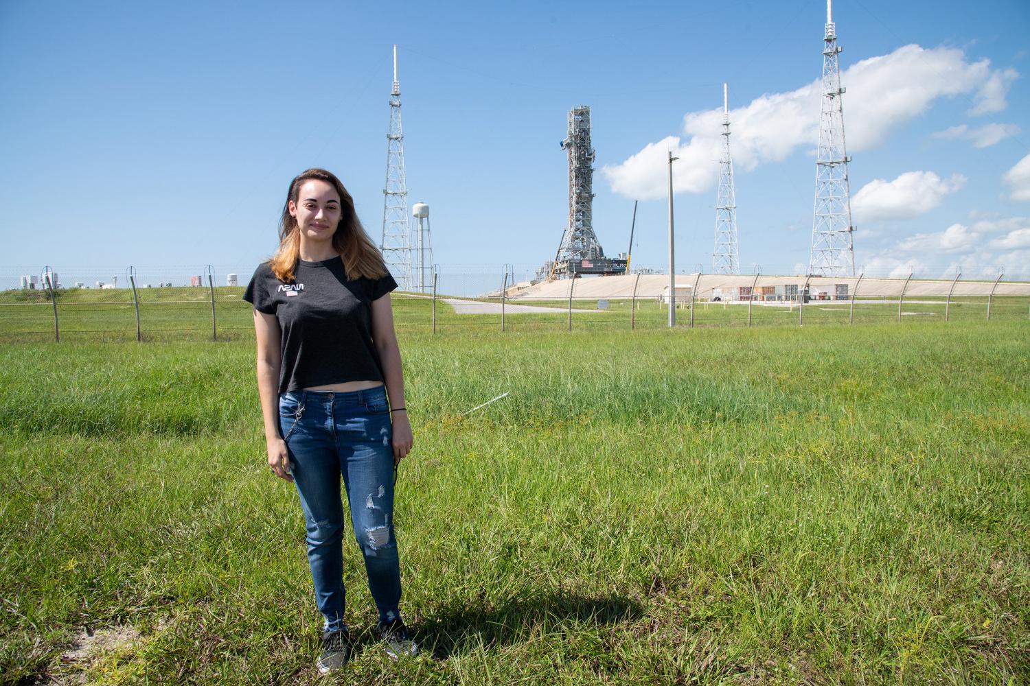 博彩网址大全女校友, 泰勒彼得森, in front of the LC-39 launch complex prior to the launch of NASA's Artemis I mission.